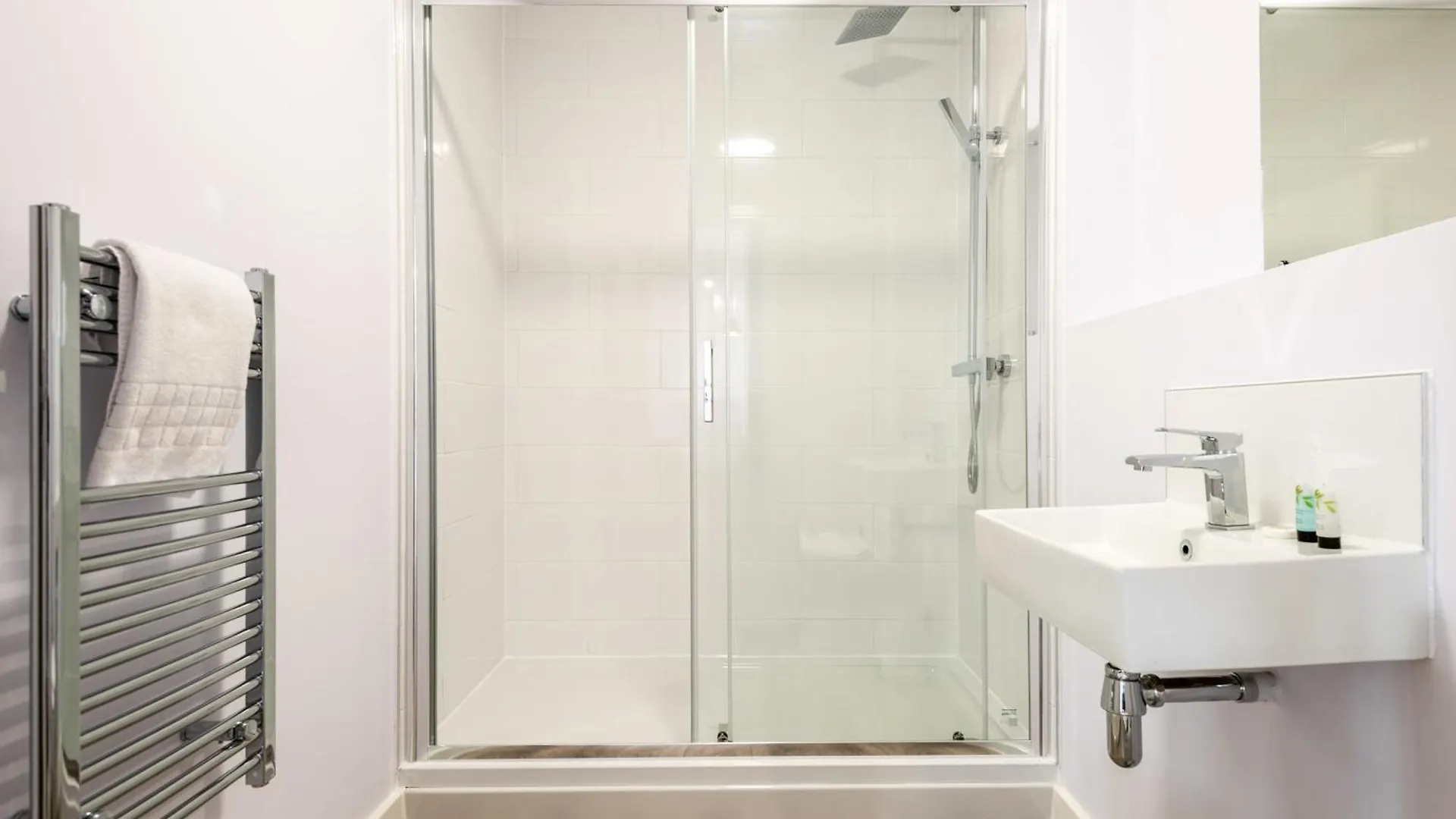 Contemporary 2 Bedroom Home In York Apartment
